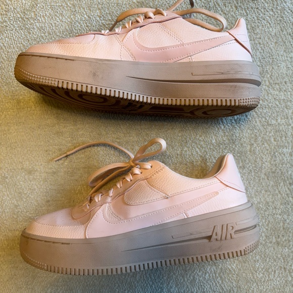 Women’s pink Nikes, size 9.5 - Picture 2 of 4